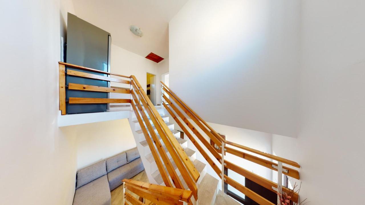 Apartments Riva Metajna Luaran gambar